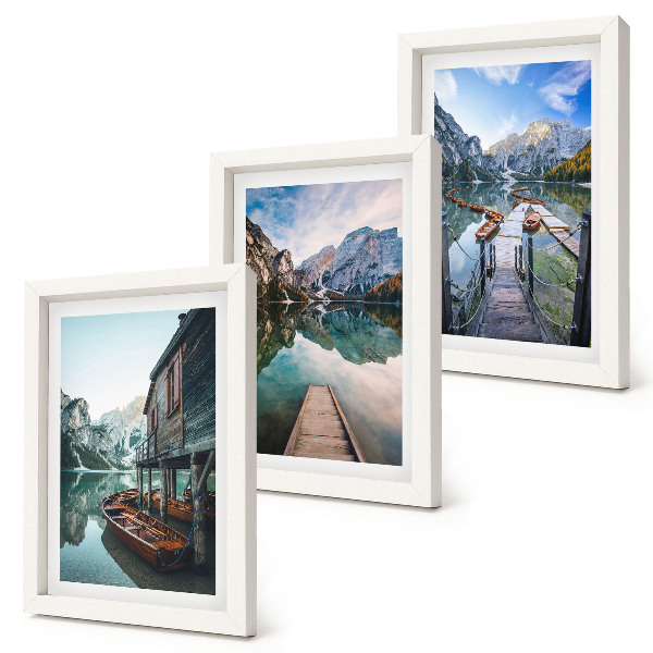 Set 3 slike u okviru Mirno jezero u planinama s drvenim čamcima