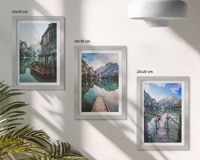 Set 3 slike u okviru Mirno jezero u planinama s drvenim čamcima