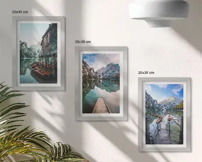 Set od 3 slike u okviru motiva mirnog jezera u planinama s drvenim čamcima