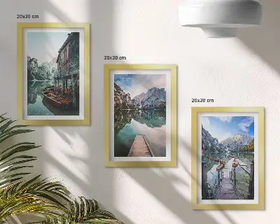 Set od 3 slike u okviru motiva mirnog jezera u planinama s drvenim čamcima