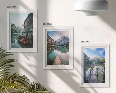 Set od 3 slike u okviru motiva mirnog jezera u planinama s drvenim čamcima