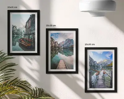 Set od 3 slike u okviru motiva mirnog jezera u planinama s drvenim čamcima