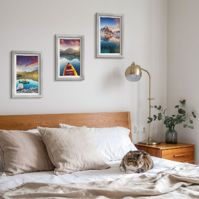 Set 3 slike u okviru Mirna jezera s planinskim krajolikom i brodom