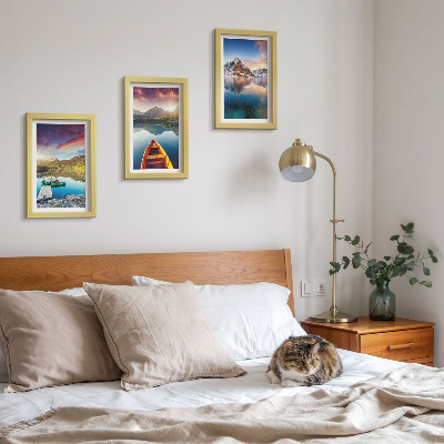 Set 3 slike u okviru Mirna jezera s planinskim krajolikom i brodom