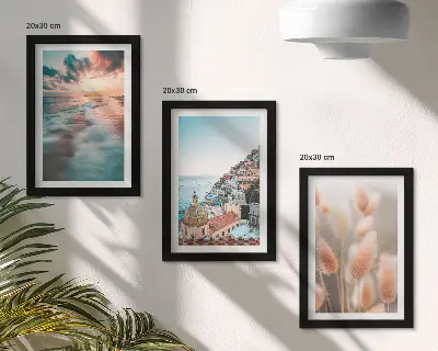 Zidna galerija slika zalazak sunca s pogledom na more i šarene kuće s cvijećem