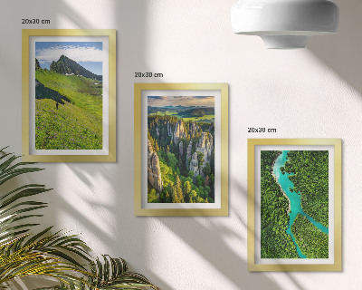 Set 3 slike u okviru Zeleni planinski krajolici s rijekom i stijenama