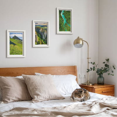 Set 3 slike u okviru Zeleni planinski krajolici s rijekom i stijenama