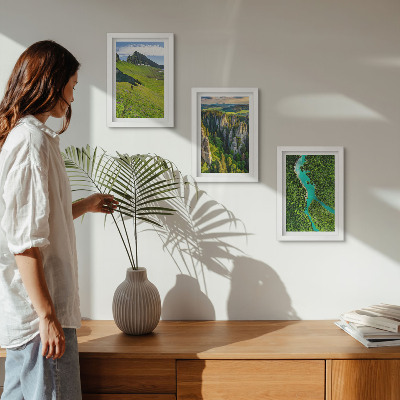 Set 3 slike u okviru Zeleni planinski krajolici s rijekom i stijenama
