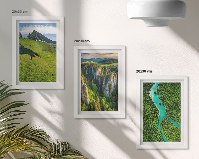 Set 3 slike u okviru Zeleni planinski krajolici s rijekom i stijenama