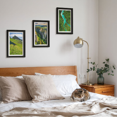 Set 3 slike u okviru Zeleni planinski krajolici s rijekom i stijenama