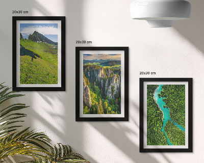 Set 3 slike u okviru Zeleni planinski krajolici s rijekom i stijenama