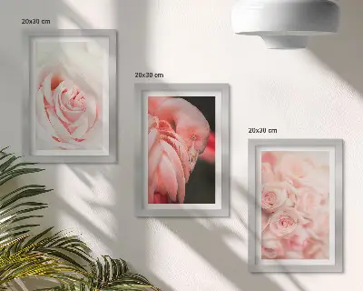 Zidna galerija slika u nježnim pastelnim ružičastim nijansama s motivom flaminga