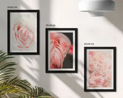 Zidna galerija slika u nježnim pastelnim ružičastim nijansama s motivom flaminga