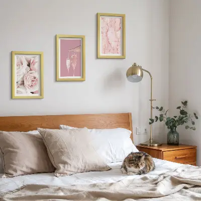 Set od 3 slike u okviru motivi ruža boje šampanjca na pastelnoj mramornoj pozadini