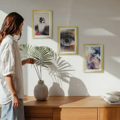 Set od 3 slike u okviru portret žene s prikazom oka i apstraktnih boja koje izražavaju emocije