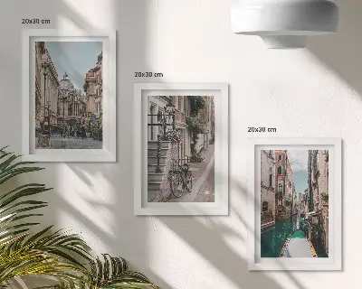 Komplet slika u okviru venecijanske gradske ulice s arhitekturom i vodom