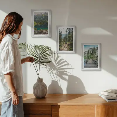 Zidna galerija slika s motivom planina, jezera, šuma i staza u prirodi