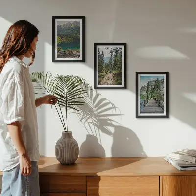 Zidna galerija slika s motivom planina, jezera, šuma i staza u prirodi