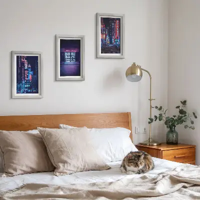 Zidna galerija slika noćni grad s neonskim svjetlima i ulazom u kino