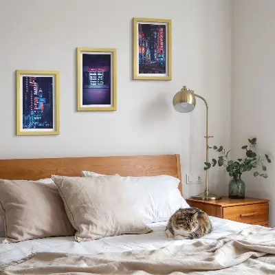 Zidna galerija slika noćni grad s neonskim svjetlima i ulazom u kino