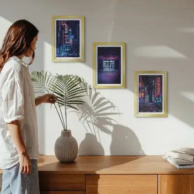 Zidna galerija slika noćni grad s neonskim svjetlima i ulazom u kino