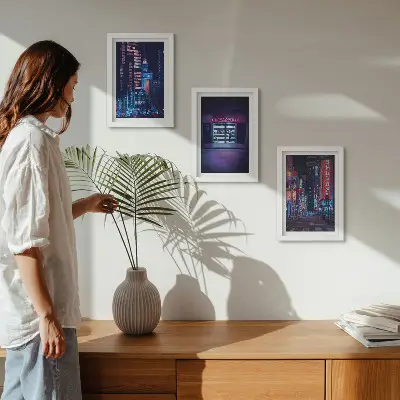 Zidna galerija slika noćni grad s neonskim svjetlima i ulazom u kino