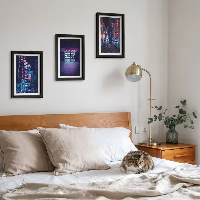 Zidna galerija slika noćni grad s neonskim svjetlima i ulazom u kino