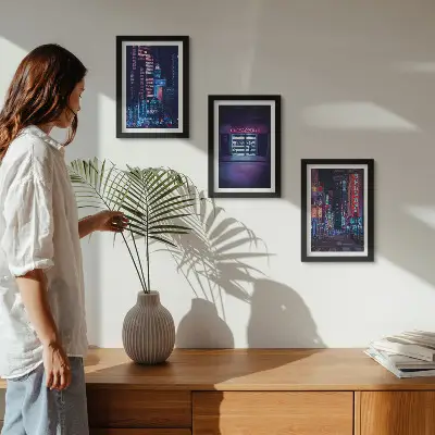 Zidna galerija slika noćni grad s neonskim svjetlima i ulazom u kino