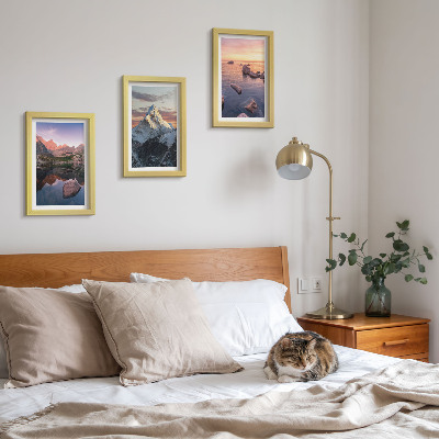 Set 3 slike u okviru Planinski krajolici s vodom i stijenama u pozadini