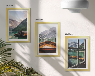 Set 3 slike u okviru Planinsko jezero s brodom i drvenim kućama