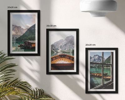 Set 3 slike u okviru Planinsko jezero s brodom i drvenim kućama