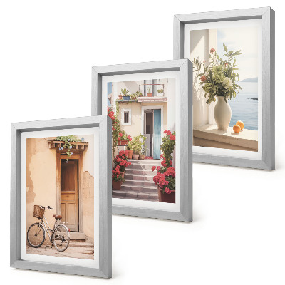 Set 3 slike u okviru Šarmantne primorske ulice s cvijećem i biciklima