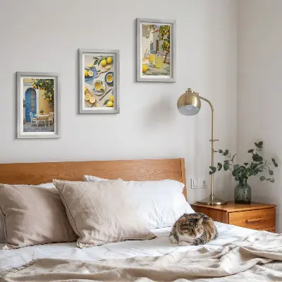 Zidna galerija slika s motivima limuna, limunade i plavih vrata s ljetnim pogledom