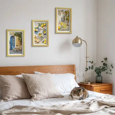 Zidna galerija slika s motivima limuna, limunade i plavih vrata s ljetnim pogledom