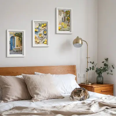 Zidna galerija slika s motivima limuna, limunade i plavih vrata s ljetnim pogledom