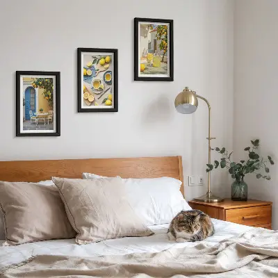 Zidna galerija slika s motivima limuna, limunade i plavih vrata s ljetnim pogledom