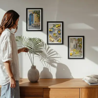 Zidna galerija slika s motivima limuna, limunade i plavih vrata s ljetnim pogledom