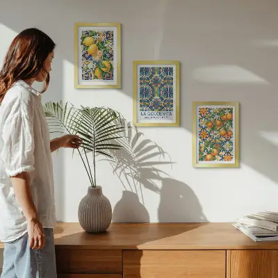 Zidna galerija slika s motivom cvjetova limuna i naranče u šarenim uzorcima