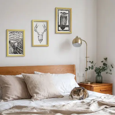 Zidna galerija slika nadahnuta motivom lubanje i sove u grafičkom stilu