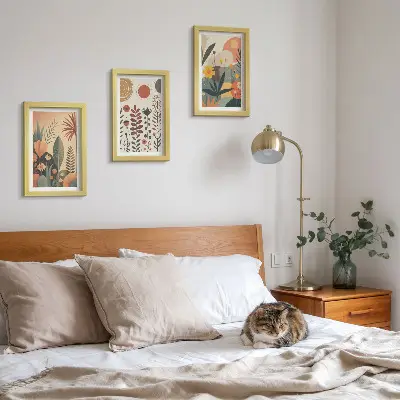 Zidna galerija slika s boho biljnim uzorcima u toplim nijansama prirodnog ugođaja