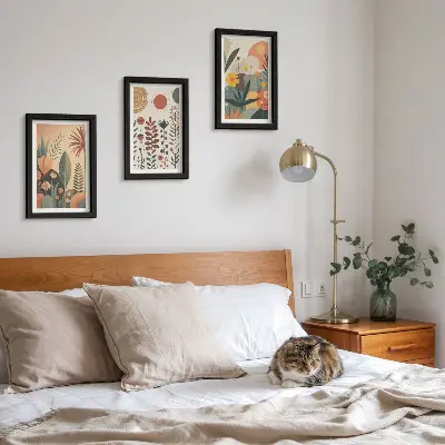 Zidna galerija slika s boho biljnim uzorcima u toplim nijansama prirodnog ugođaja