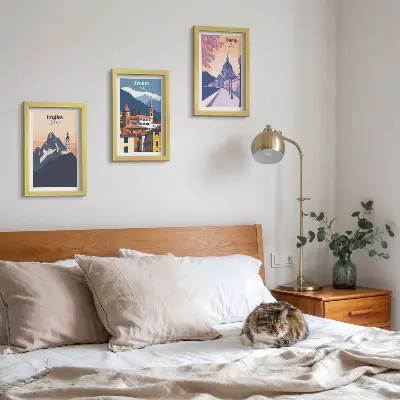 Zidna galerija slika sa šarenim ilustracijama planina i retro arhitekture