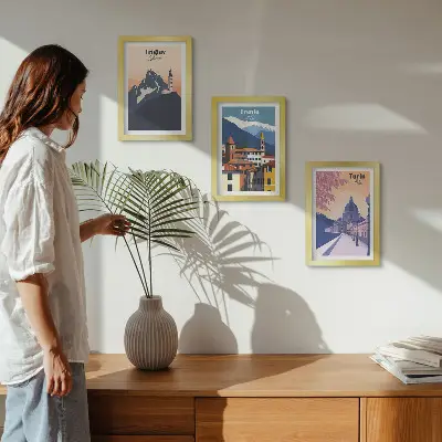 Zidna galerija slika sa šarenim ilustracijama planina i retro arhitekture