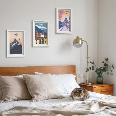 Zidna galerija slika sa šarenim ilustracijama planina i retro arhitekture