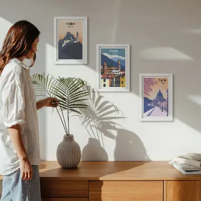 Zidna galerija slika sa šarenim ilustracijama planina i retro arhitekture