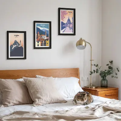 Zidna galerija slika sa šarenim ilustracijama planina i retro arhitekture