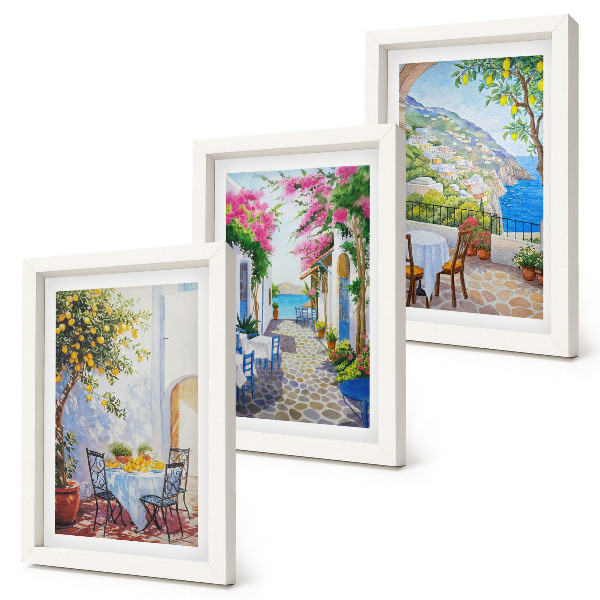 Set 3 slike u okviru Šarmantne ulice s cvjetnim biljkama i pogledom na more
