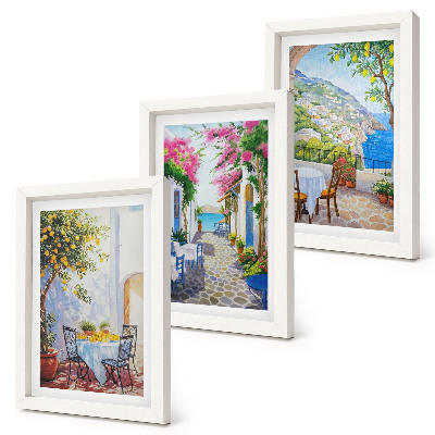 Set 3 slike u okviru Šarmantne ulice s cvjetnim biljkama i pogledom na more