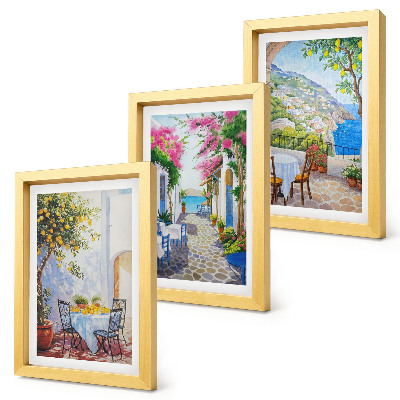 Set 3 slike u okviru Šarmantne ulice s cvjetnim biljkama i pogledom na more