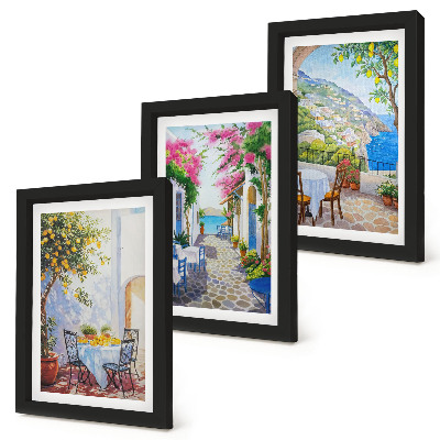 Set 3 slike u okviru Šarmantne ulice s cvjetnim biljkama i pogledom na more